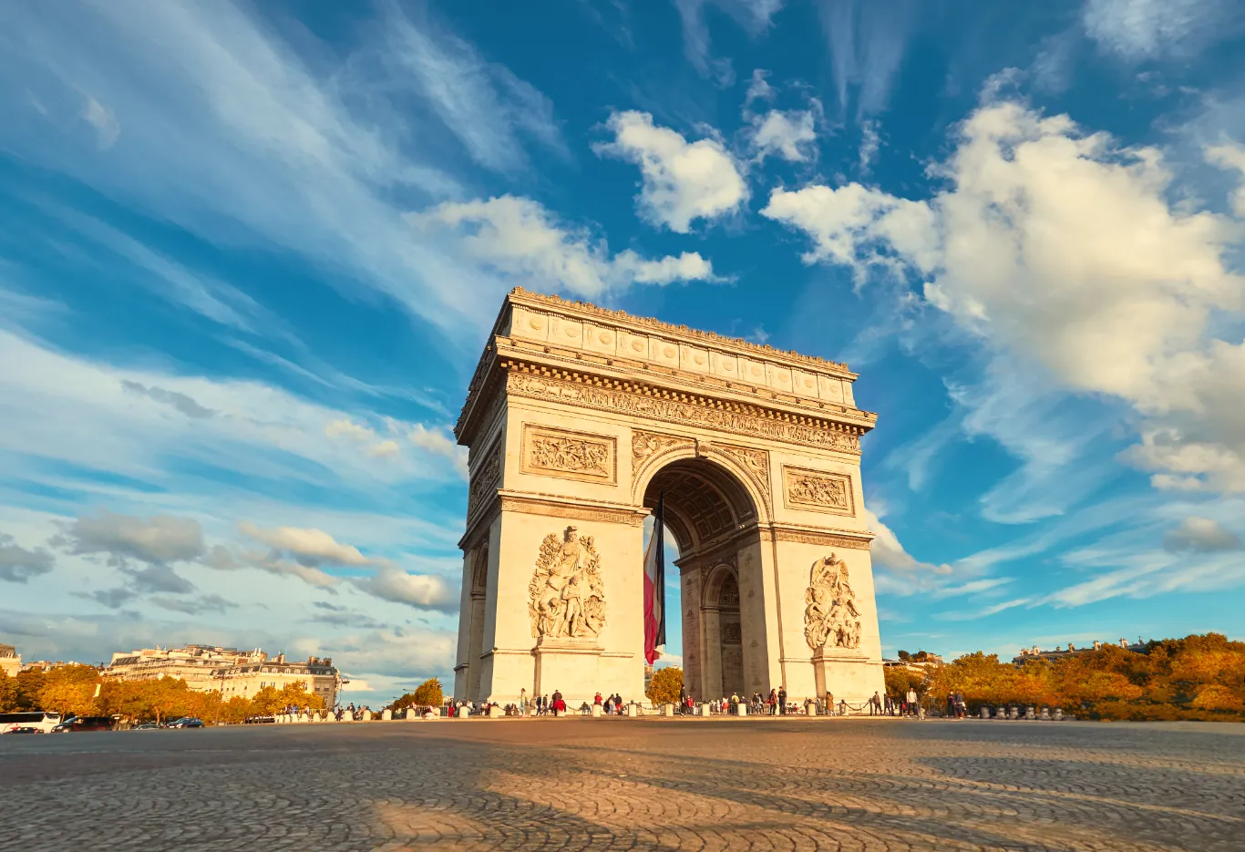 arc-triumph-paris-hermosas-nubes-detras-otono