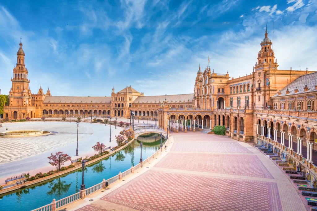 plaza-espana-sevilla-espana-gran-ejemplo-arquitectura-renacentista-iberica-dia-verano-cielo-azul (1)