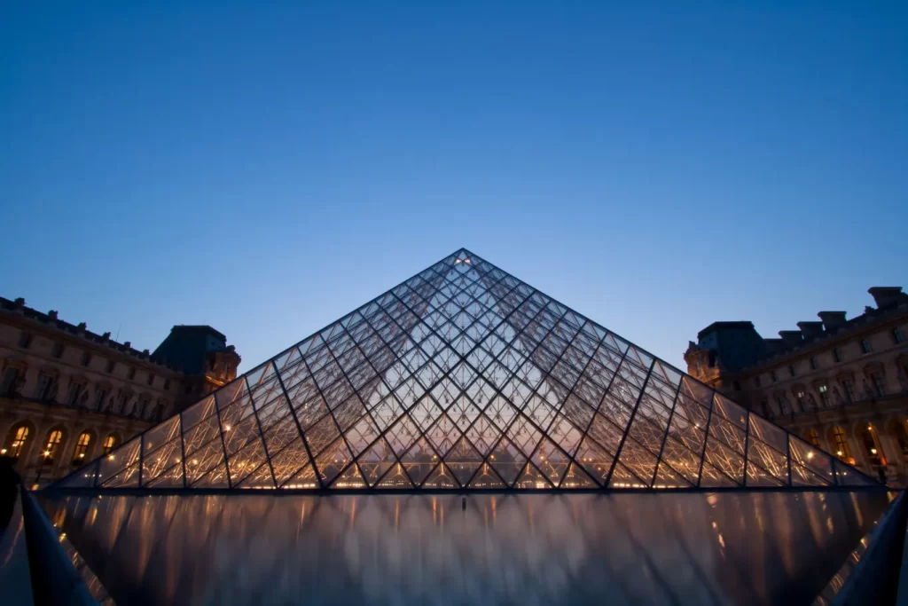 silueta piramide louvre noche exposicion antiguedades verano 1-Cts-Viajes