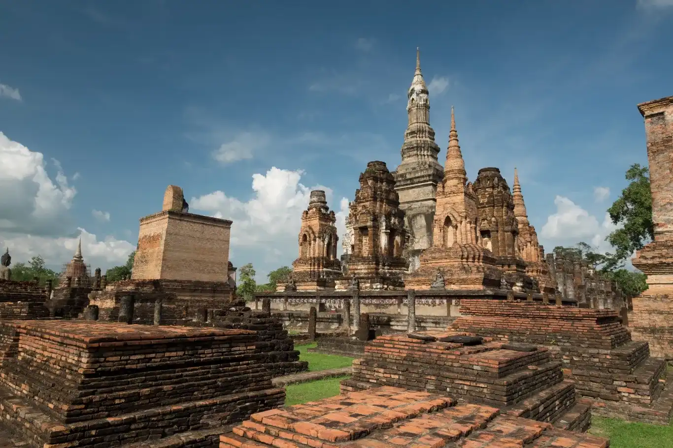 templo-antiguo-tradicional-sukhothai-tailandia (1)